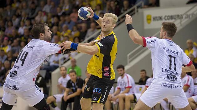 Handball-Zweitligist HSC Coburg hat für Andreas Schröder (Mitte) und seine Teamkollegen Kurzarbeit angemeldet. Uwe Gick