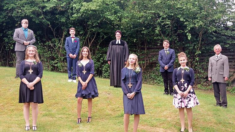 Am Sonntag feierten acht junge evangelische Christen in der Jakobuskirche Fischbach das Fest der Konfirmation. Das Bild zeigt sie mit Pfarrerin Alina Ellgring (hinten Mitte) sowie Vertrauensmann Jürgen Volk (rechts).  Foto: Heike Schülein