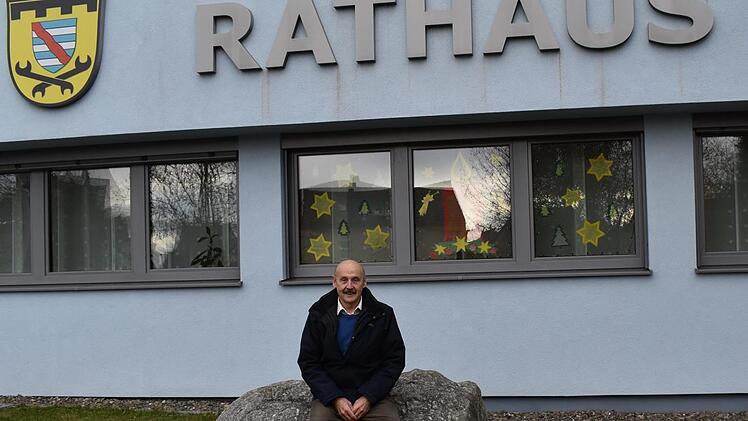 Günther Kohles vor dem Rathaus, in dem er ehrenamtlich 42 Jahre als Gemeinderat und Zweiter Bürgermeister tätig war.  Foto: Thomas Micheel