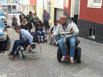 Da nutzten auch die guten Ratschläge von Organisator Andreas Knüttel (rechts vorn) nichts. Spätestens an der Steigung mit eingebautem Wasserablauf geriet Bürgermeister Jochen Vogel (links) aus der Spur. Foto: Rolf Pralle