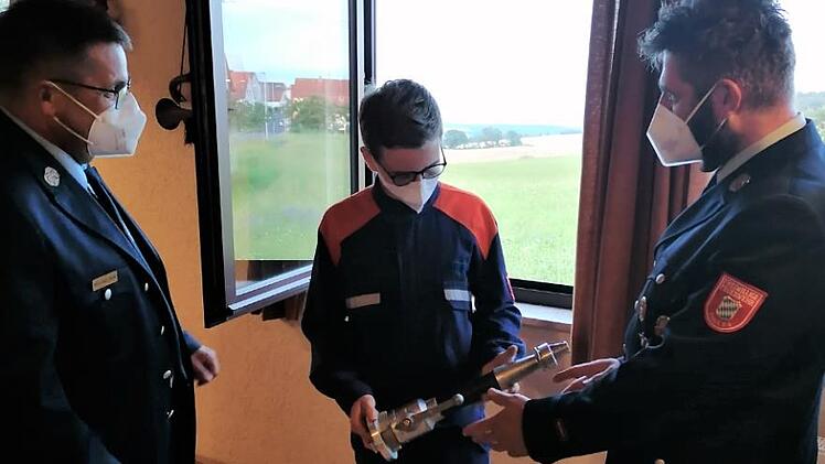Eine gute und regelmäßig aufgefrischte Ausbildung in Theorie und Praxis brauchen die ehrenamtlichen Helfer der Feuerwehr.