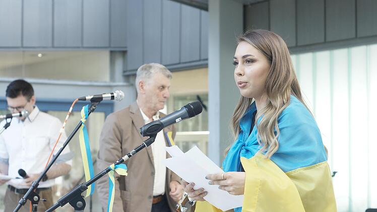 Die seit sieben Jahren in Deutschland lebende Veronika Makarowa übersetzte Begrüßung und Ansagen für ihre Landsleute, so die Rede des Stellvertretenden Bürgermeisters Jürgen Pfister (hinten).  Foto: Steffen Standke