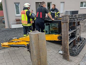 Neubrunn: Mann stürzt mit Bagger um - Feuerwehr wegen eingeklemmter Person alarmiert