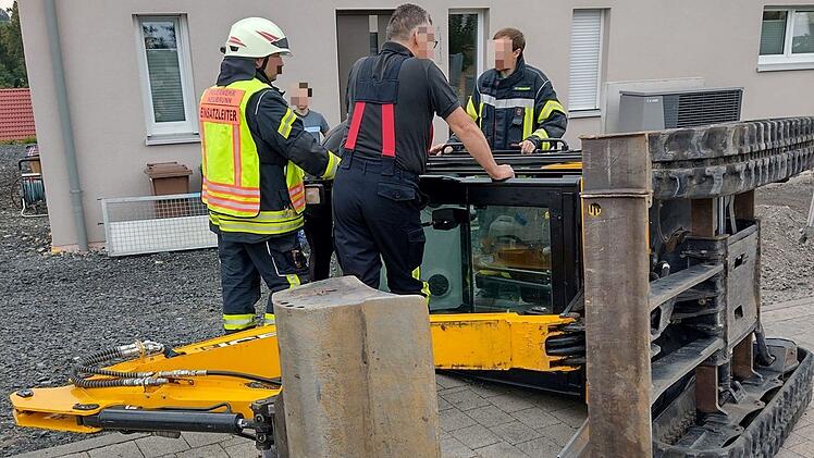 Neubrunn: Mann stürzt mit Bagger um - Feuerwehr wegen eingeklemmter Person alarmiert