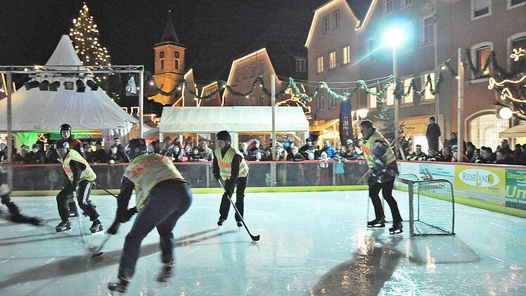 Teils kämpften die Spieler beim Eishockey-Turnier mit harten Bandagen.
