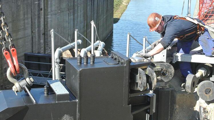 Die Halterungen am Tor werden mit dem Halslager verbunden. Ein bisschen muss es noch ran an die Schleusenmauer, das Tor.