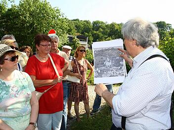 Hans-Dieter Herold führte durch die Kulmbacher Altstadt, wo Bäckereien, Metzgereien und Braureien früher in großer Zahl anzutreffen waren.  Foto: Katrin Geyer