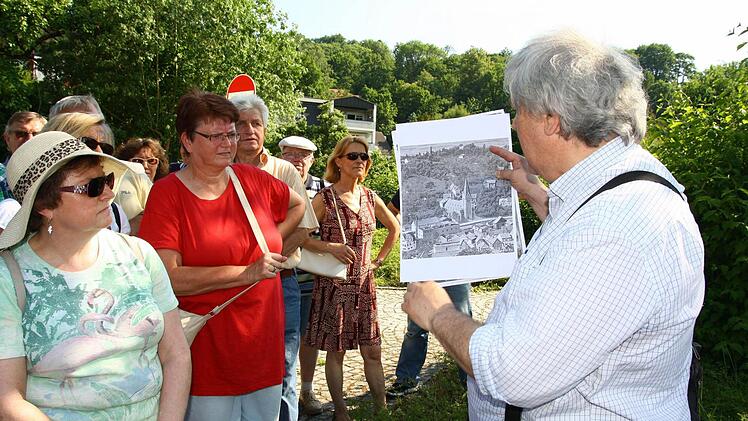 Hans-Dieter Herold führte durch die Kulmbacher Altstadt, wo Bäckereien, Metzgereien und Braureien früher in großer Zahl anzutreffen waren.  Foto: Katrin Geyer