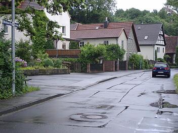 Die Anwohner der Elfershausener Straße/Am Rasen in Aura sollen zunächst zum Umfang der Kanalsanierung gehört werden. Daher verschob der Gemeinderat eine endgültige Planungsvergabe bis zur Bürgerversammlung im Juli.  Foto: Winfried Ehling