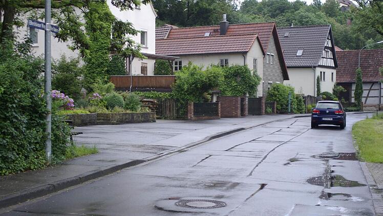 Die Anwohner der Elfershausener Straße/Am Rasen in Aura sollen zunächst zum Umfang der Kanalsanierung gehört werden. Daher verschob der Gemeinderat eine endgültige Planungsvergabe bis zur Bürgerversammlung im Juli.  Foto: Winfried Ehling