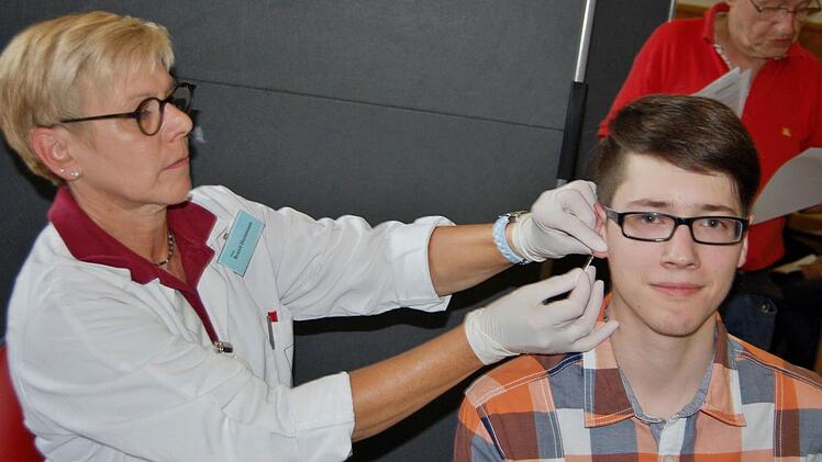 Erst zur Blutprobe, dann zur Blutspende. Foto: Sigismund von Dobschütz