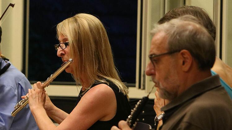 Intensiv bereitet sich das Orchester der "Musikfreunde Neustadt" auf sein Open-Air-Konzert am Sonntag (3. Juli) im Freibad vor.Foto: Jochen Berger