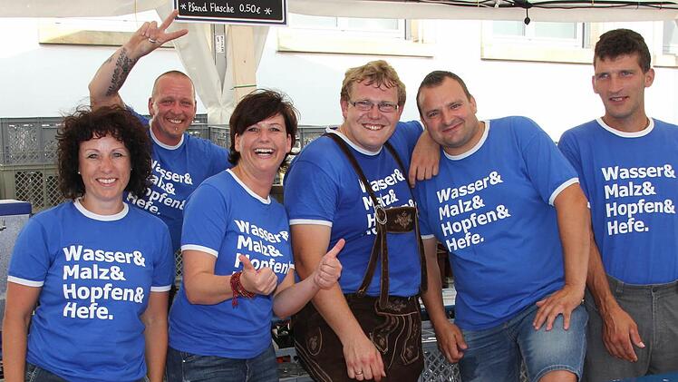 Voll motiviert: die Ausschanktruppe.Foto: Ralf Kestel
