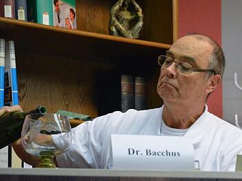 Dr. Bacchus ist überzeugt, dass der Fränkische Wein eine medizinische Wirkung hat. Björn Hein