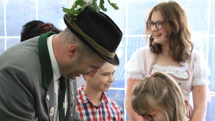 Große Freude bei Lea Punzelt über die Jungschützenkette