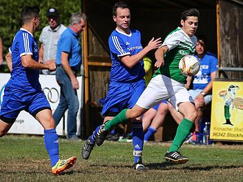 Der Saisonstart ging für Marius Stumpf (blaues Trikot, Mitte) und seinem FC Wallenfels in die Hose. Beim FC Stockheim mit Dirk Löffler (grünes Trikot) setzte es eine 0:4-Pleite. Nach diesem dritten Spieltag stand der Aufsteiger mit null Punkten und null Toren da. Foto: Heinrich Weiß