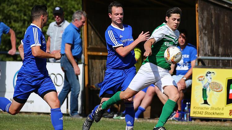 Der Saisonstart ging für Marius Stumpf (blaues Trikot, Mitte) und seinem FC Wallenfels in die Hose. Beim FC Stockheim mit Dirk Löffler (grünes Trikot) setzte es eine 0:4-Pleite. Nach diesem dritten Spieltag stand der Aufsteiger mit null Punkten und null Toren da. Foto: Heinrich Weiß