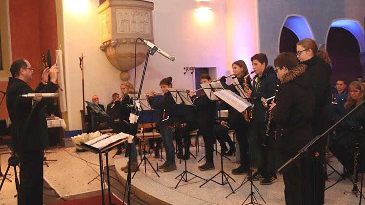 Die Jung-Musikanten mit Dirigent Jürgen Schatz Foto: Johanna Blum