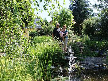 Rainer und Rosi Gilke beteiligen sich am Sonntag am Tag der offenen Gartentür. Mit auf dem Bild ist Enkelin Valentina. Foto: Jürgen Gärtner