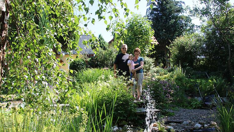 Rainer und Rosi Gilke beteiligen sich am Sonntag am Tag der offenen Gartentür. Mit auf dem Bild ist Enkelin Valentina. Foto: Jürgen Gärtner