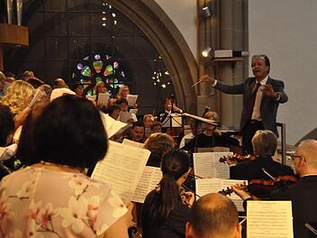Die Kantorei Bad Kissingen und die Musiker des Residenzorchesters Meiningen unter der Leitung von Burkhard Ascherl sind seit Jahren ein Garant für einen anspruchsvollen Festgottesdienst.Peter Klopf