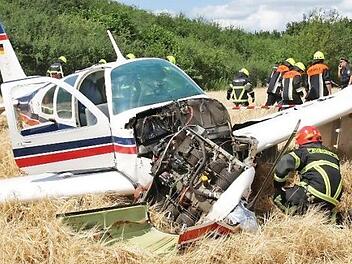 Nach der Bruchlandung in Coburg: Feuerwehrleute inspizieren die Unfallstelle. Foto: Michael Stelzner