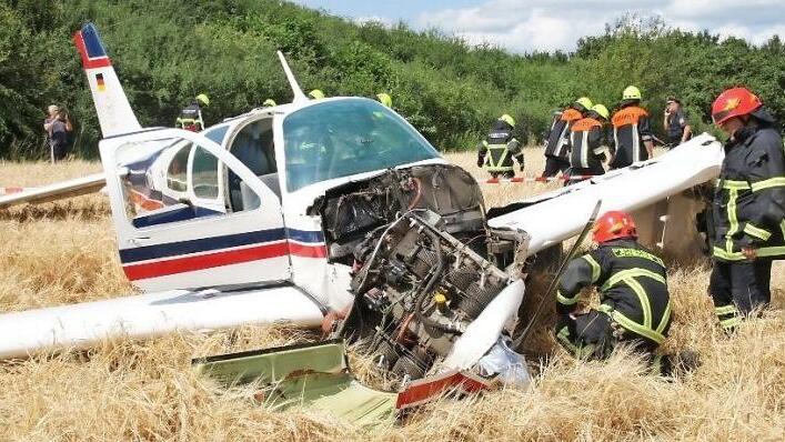 Nach der Bruchlandung in Coburg: Feuerwehrleute inspizieren die Unfallstelle. Foto: Michael Stelzner