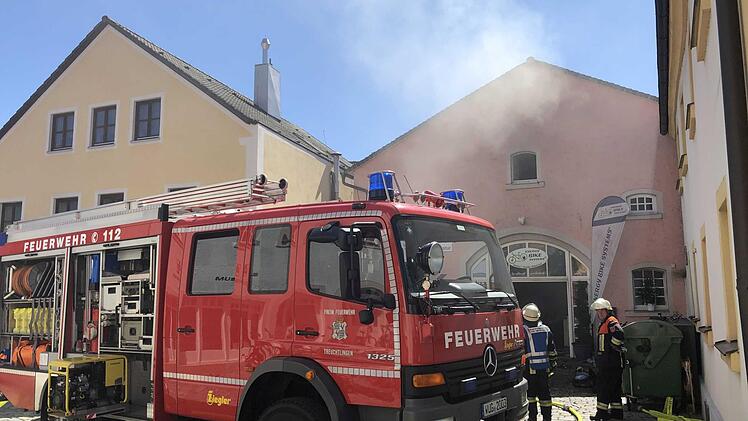In einem Geschäft in Treuchtlingen entstand am Sonntag ein hoher Schaden durch einen Brand. Foto: NEWS5 / Goppelt