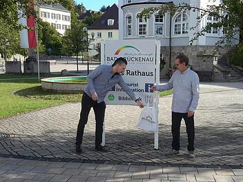 Einen fast schon legendären Ruf besitzt der Stoffbeutel, den Roland Heinlein (rechts) am Ende seines Berufslebens symbolisch an Kulturbüroleiter Jan Marberg (links) übergibt. Denn ohne die kleine Baumwolltasche mit allerlei interessanten Utensilien startete der künftige Ruheständler nie zu den Stadtführungen.Foto: Rolf Pralle