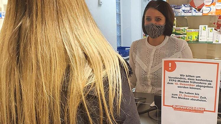 Apothekerin Julia Bredemeyer musste schon ein Hinweisschild anbringen, so groß war in den letzten Tagen der Ansturm und zum Teil auch das Unverständnis der Kunden. Foto: Christine Fischer