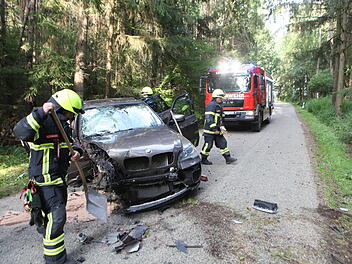 Auto kommt von Stra&szlig;e ab und kracht gegen Baum