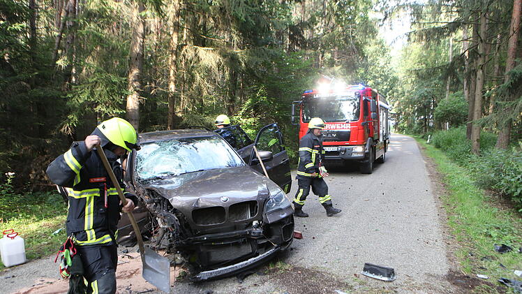 Auto kommt von Stra&szlig;e ab und kracht gegen Baum