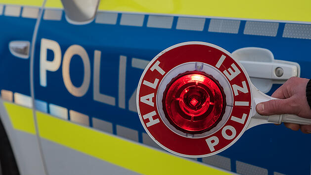 Unangeschnallt mit Kind (2) auf dem Scho&szlig; - Fahrer hatte auch keinen F&uuml;hrerschein