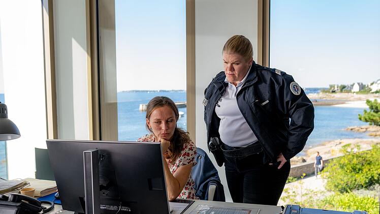 Weil Kadeg im Koma liegt, sind sie umso mehr gefordert: Nolwenn (Franziska Wulf, links) und Nevou (Gisa Flake) arbeiten im elften Fall zusammen, um Dupin zu unterstützen.