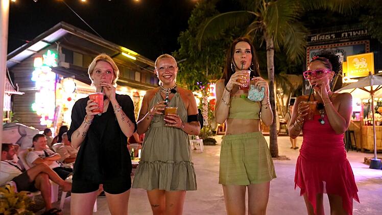 Zuvor jedoch schlendert die Princess (Zweite von rechts) beim Gruppendate über einen thailändischen Night Market. Da ahnen Fiona, Lotti und Chantal-Jale (von links) noch nicht, wie der Abend enden wird.