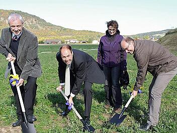 Bürgermeister Ludwig Neeb, DBE-Vorstand Mario Fürst, LVC-Projektchefin Gudrun Rebelein und Verwaltungsgeschäftsführer Elmar Schubert geben das symbolische Startsignal für den Bau der Fotovoltaikanlage bei Elfershausen.  Foto: Gerd Schaar
