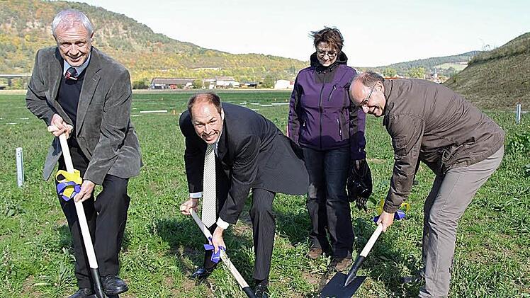 Bürgermeister Ludwig Neeb, DBE-Vorstand Mario Fürst, LVC-Projektchefin Gudrun Rebelein und Verwaltungsgeschäftsführer Elmar Schubert geben das symbolische Startsignal für den Bau der Fotovoltaikanlage bei Elfershausen.  Foto: Gerd Schaar