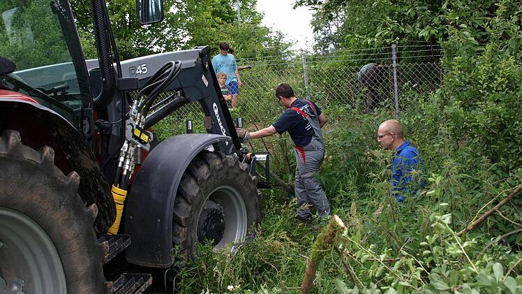 Mit vereinten Kräften und mit Maschineneinsatz schlugen sich die Heubacher durch die Büsche, um die Trasse für den neuen Fußweg in die Kaserne zu schaffen.  Foto: privat/Limpert