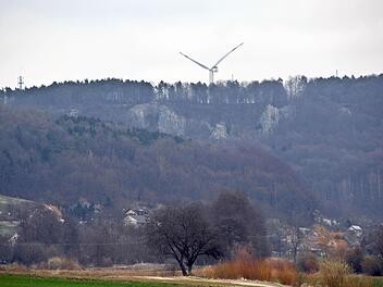 Windräder - wie hier bei Würgau - sind die augenfälligsten Zeugen der Energiewende Foto: Ronald Rinklef