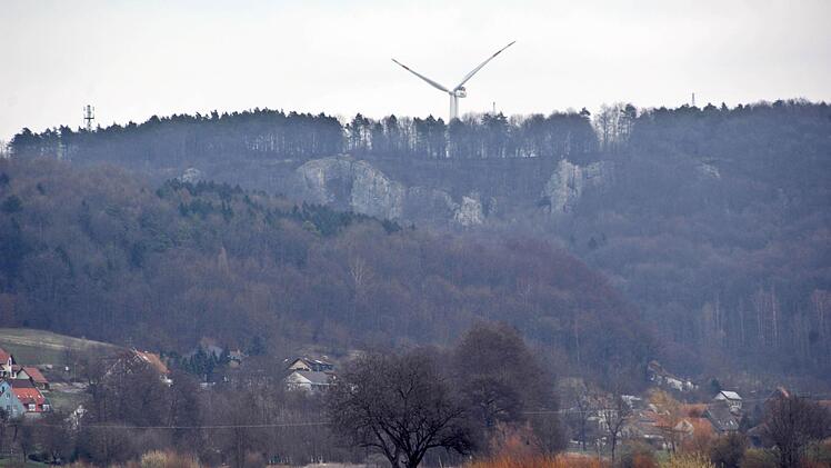 Windräder - wie hier bei Würgau - sind die augenfälligsten Zeugen der Energiewende Foto: Ronald Rinklef