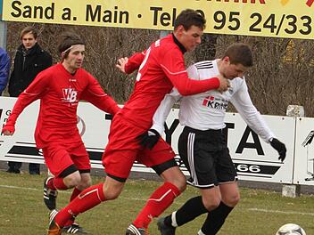 Fabian Benkert (rechts, weißes Trikot, hier gegen den Aubstadter Daniel Werner) und seine Sander Mannschaftskameraden wissen, dass es für sie in Hollfeld um ganz wichtige Punkte geht.