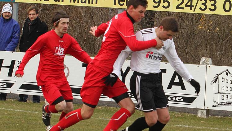 Fabian Benkert (rechts, weißes Trikot, hier gegen den Aubstadter Daniel Werner) und seine Sander Mannschaftskameraden wissen, dass es für sie in Hollfeld um ganz wichtige Punkte geht.