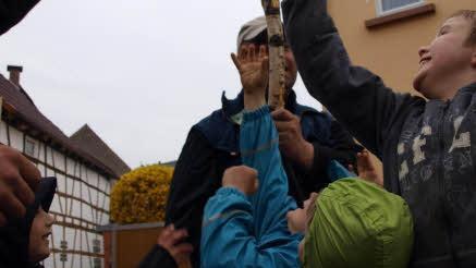 Für die jungen Arnshäuser gab es extra einen kleinen Maibaum, an dem verschiedene Gutscheine zu erhaschen waren.