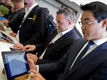 Bundeswirtschaftsminister Philipp Rösler meldet sich bei Facebook an. Foto: Ole Spata/dpa