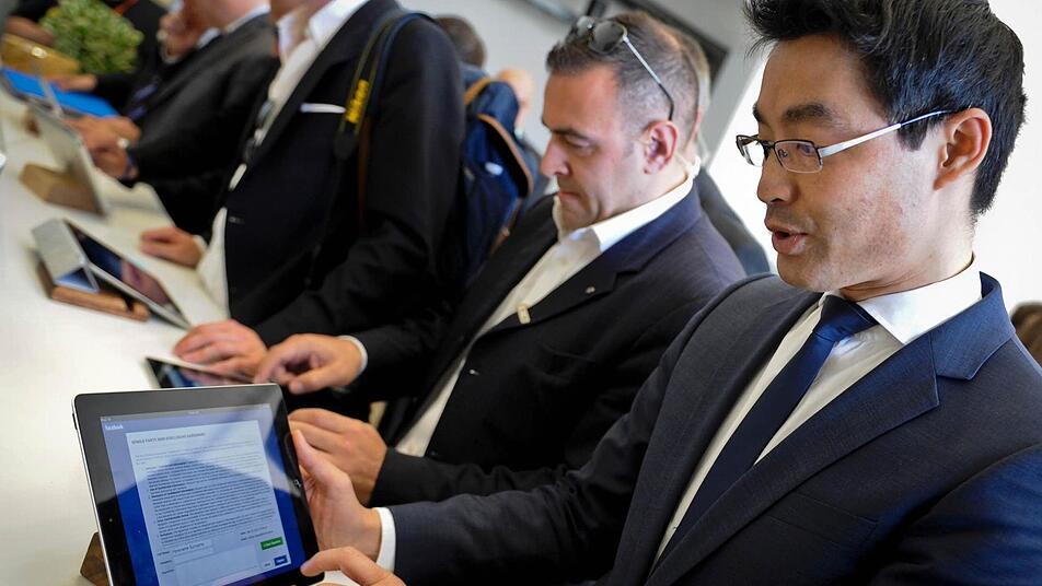 Bundeswirtschaftsminister Philipp Rösler meldet sich bei Facebook an. Foto: Ole Spata/dpa