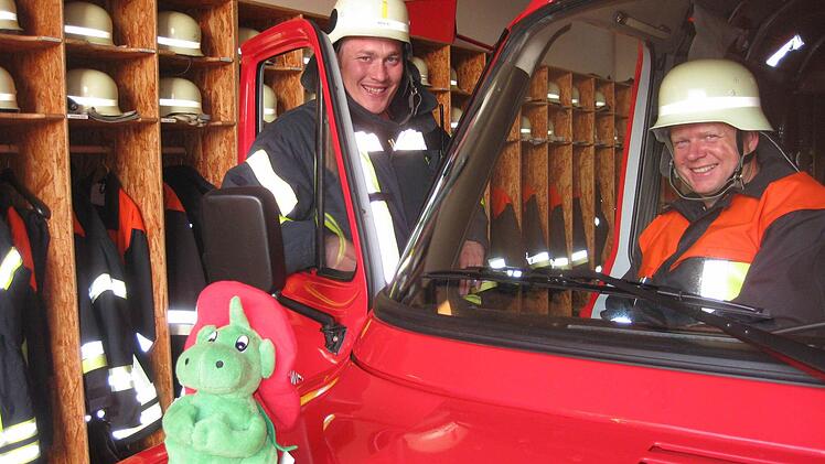 Volker Wießner (rechts) und Marco Knüttel führen die Ausrüstung der Schönderlinger Wehr vor. Fotos: Lieb