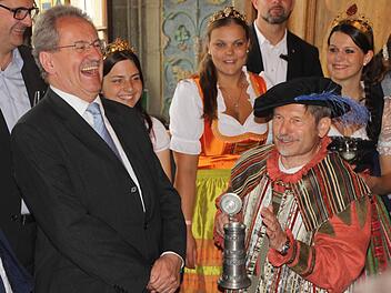 Gute Laune im historischen Rathaussaal: Christian Ude, Hofrat Walter Vierrether und Weinhoheiten.