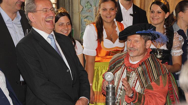 Gute Laune im historischen Rathaussaal: Christian Ude, Hofrat Walter Vierrether und Weinhoheiten.