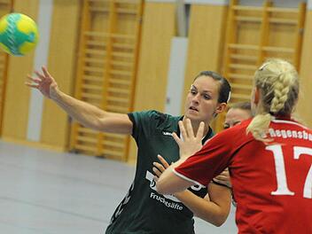 Noch ehe die Gegnerin zupacken kann, hat Sabrina Kleinhenz von der SG Garitz/Nüdlingen das Objekt der Begierde weitergepasst.  Foto: Hopf