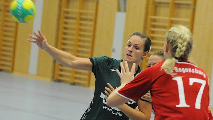 Noch ehe die Gegnerin zupacken kann, hat Sabrina Kleinhenz von der SG Garitz/Nüdlingen das Objekt der Begierde weitergepasst.  Foto: Hopf